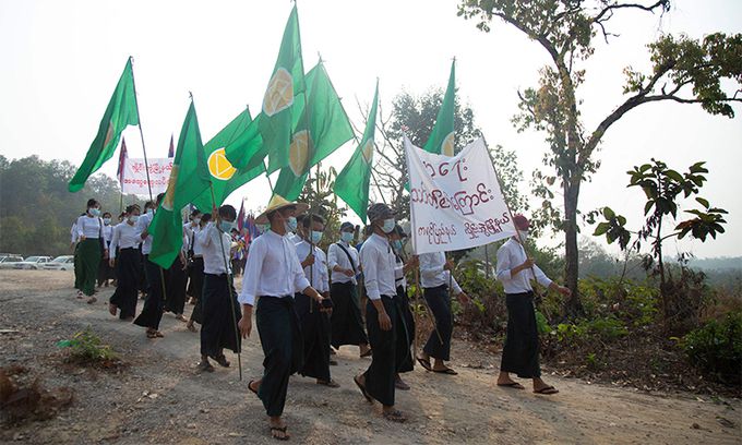 카렌민족연합(KNU) 등 미얀마 소수민족 반군과 군부 간 내전 발발 우려가 커지는 가운데 지난달 31일(현지시간) 동부 카렌주의 한 마을에서 주민들이 쿠데타 규탄 시위를 벌이고 있다. 카렌=AFP연합뉴스