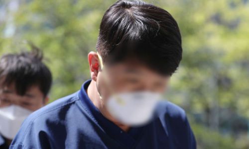 라임자산운용 사태 연루 의혹을 받고 있는 김모 청와대 전 행정관이 지난해 4월18일 오후 서울 양천 서울남부지법에서 열린 영장실질심사에 출석하고 있다. 뉴시스