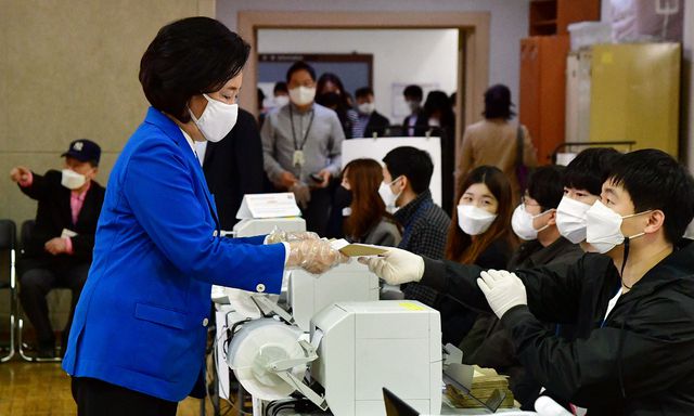 박영선 더불어민주당 서울시장 후보가 2일 오전 서울 종로구청에 마련된 사전투표소에서 투표를 위해 신분확인과 투표용지를 받고 있다. 뉴시스