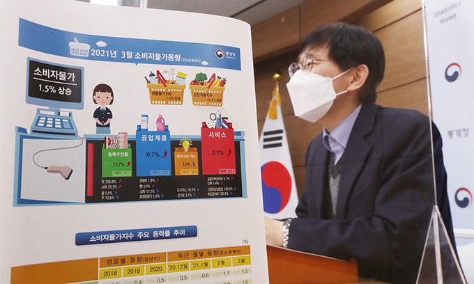 어운선 통계청 경제동향통계심의관이 2일 세종시 정부세종청사에서 2021년 3월 소비자물가 동향을 발표하고 있다. 연합뉴스