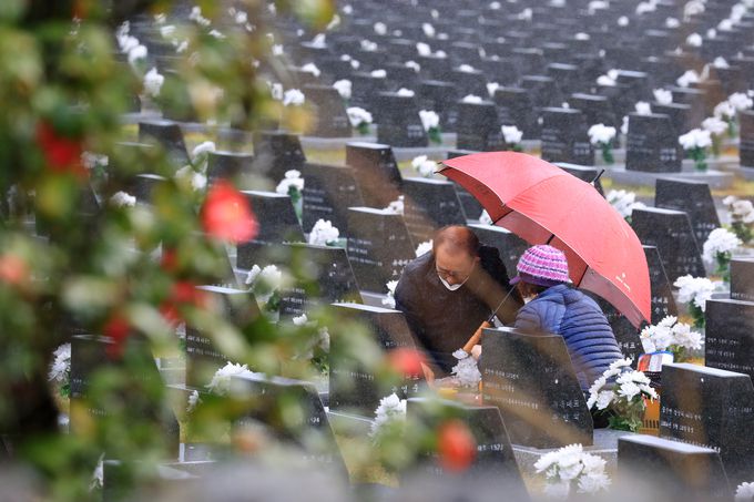 3일 오전 제주시 봉개동 4·3평화공원 내 행방불명인 표석을 찾은 유가족들이 희생자의 넋을 위로하고 있다. 연합뉴스