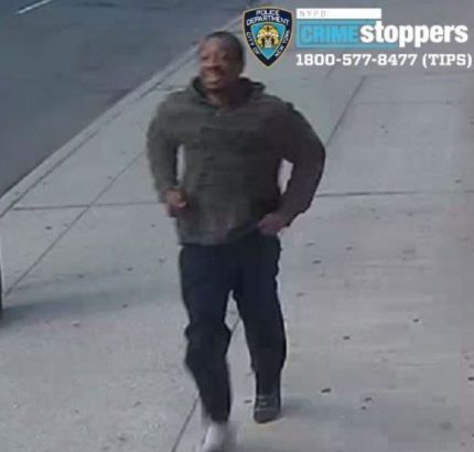 지난달 30일 미국 뉴욕 지하철에서 아시아계 여성과 자녀들에 침 뱉은 흑인 남성 NYPD 트위터.