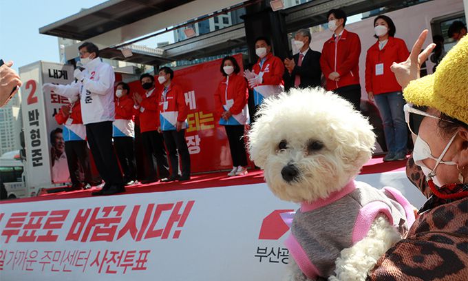 박형준 부산시장 후보가 5일 부산 수영구 현대아파트 앞에서 지지를 호소하고 있다. 연합뉴스