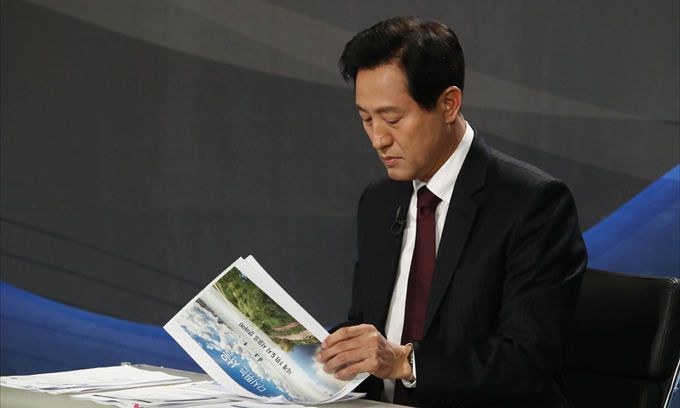 국민의힘 오세훈 서울시장 후보가 5일 서울 양천구 목동 예총회관에서 열린 한국방송기자클럽 초청 서울시장 보궐선거 후보자 토론회에 참석, 자료를 검토하고 있다. 국회사진기자단