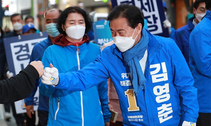 더불어민주당 김영춘 부산시장 후보가 지난 4일 부산 중구 광복로에서 열린 유세에서 지지를 호소하고 있다. 연합뉴스