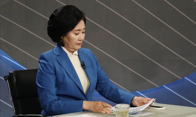 더불어민주당 박영선 서울시장 후보가 5일 서울 양천구 목동 예총회관에서 열린 한국방송기자클럽 초청 서울시장 보궐선거 후보자 토론회에 참석, 자료를 검토하고 있다. 국회사진기자단