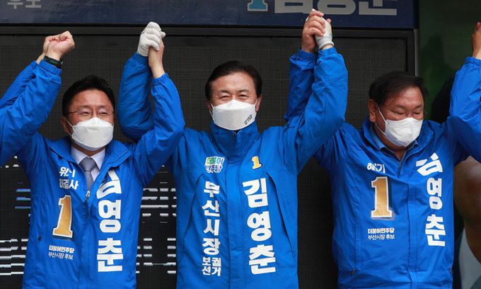 더불어민주당 김영춘 부산시장 후보(가운데)가 4·7 재보궐선거를 하루 앞둔 6일 부산진구 송상현 광장 일대에서 집중유세를 펼치며 같은 당 김태년 당 대표 직무대행(오른쪽), 최인호 수석대변인 등과 손을 잡고 만세 포즈를 취하고 있다. 부산=연합뉴스