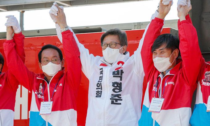 국민의힘 박형준 부산시장 후보(가운데)가 4·7 재보궐선거를 하루 앞둔 6일 부산 강서구 가덕도 대항전망대에서 집중유세를 펼치며 같은 당 김도읍(왼쪽), 하태경 의원 등과 손을 잡고 만세 포즈를 취하고 있다. 부산=뉴스1