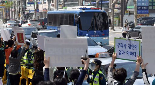 법원 앞 규탄 시민 입양아 정인이를 학대해 숨지게 한 혐의로 재판 중인 양모를 태운 호송차가 7일 서울 양천구 남부지법 주변에 등장하자 시민들이 팻말을 든 채 항의하고 있다. 하상윤 기자