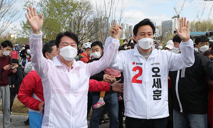 국민의힘 오세훈 서울시장 후보(오른쪽)와 국민의당 안철수 대표가 지난 4일 서울 서초구 세빛섬 인근 한강공원에서 열린 '시민과 함께 걷기' 행사에서 시민들에게 인사하고 있다. 연합뉴스