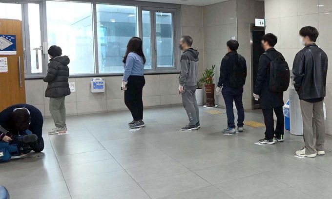 4·7 재보궐선거가 열린 7일 서울 마포구 합정동주민센터에 마련된 합정동 제3투표소에서 시민들이 투표를 하기 위해 줄지어 서있다. 이날 오전 6시부터 오후 8시까지 전국 21개 지역 3459개 투표소에서 투표가 진행됐다. 남제현 선임기자