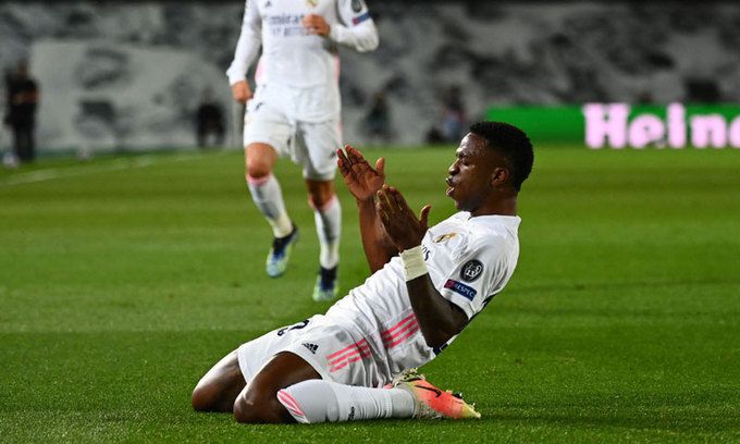 레알 마드리드 공격수 비니시우스 주니오르가 7일 스페인 마드리드에서 열린 리버풀과의 2020~2021 UCL 8강 1차전에서 골을 터뜨린 뒤 환호하고 있다. 마드리드=AFP연합뉴스