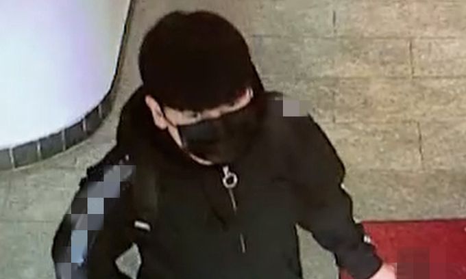 '노원 세 모녀 살인 사건' 피의자 김태현이 사건 당일인 지난달 23일 서울 노원구의 한 PC방을 나서고 있다. 이 PC방은 피해자 중 큰딸이 종종 방문하던 곳으로 이곳을 찾은 김씨는 게임은 하지 않고 약 13분 동안 머문 뒤 피해자의 주거지로 향한 것으로 알려졌다. 연합뉴스