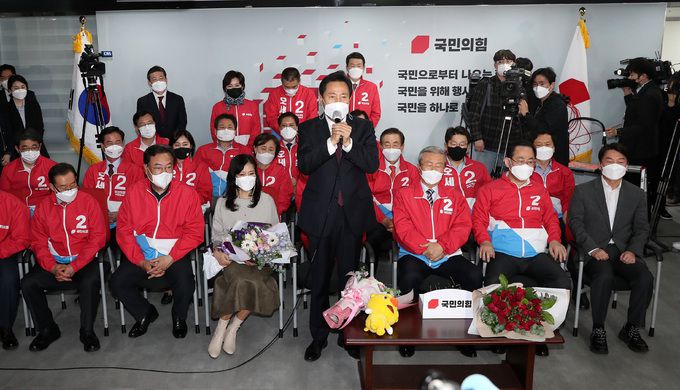 재보궐 선거에서 서울시장 당선이 확실해진 국민의힘 오세훈 후보가 8일 자정쯤 서울 여의도 당사 개표상황실에서 당선 소감을 말하고 있다. 연합뉴스