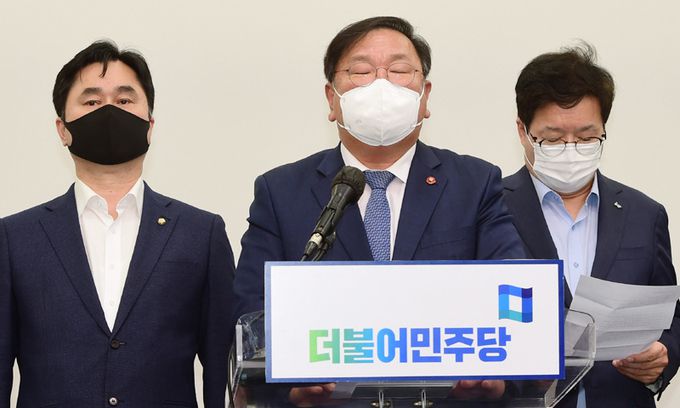 더불어민주당 김태년 대표 직무대행이 8일 국회에서 4·7 재보궐선거 참패에 대한 책임을 지고 최고위원 등 지도부의 총사퇴를 밝히고 있다. 연합뉴스