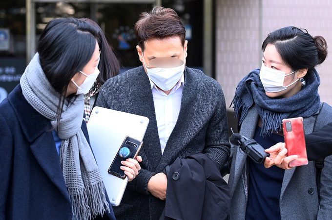 지난해 11월, 인천 을왕리해수욕장 인근 도로에서 발생했던 음주운전 교통사고의 차량 동승자 B씨가 인천지방법원에서 재판을 마친 뒤 법원을 나서고 있다. 뉴시스