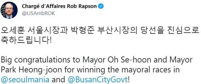 로버트 랩슨 주한 미국 대사대리가 4·7 보궐선거에서 승리한 오세훈 서울시장과 박형준 부산시장에게 축하 인사를 전한 모습. 트위터 캡처