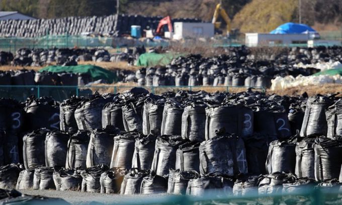 지난달 3일 일본 후쿠시마현 도미오카마치(富岡町)의 귀환곤란(歸還困難)구역에 오염제거 작업으로 수거한 토양과 풀 등을 담은 커다란 검은 자루가 임시 보관소에 쌓여 있다. 연합뉴스
