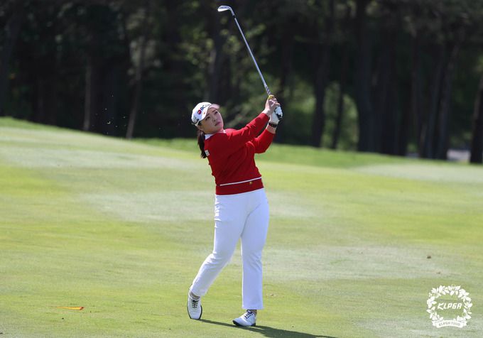 11일 제주 서귀포에 위치한 롯데스카이힐제주CC에서 열린 '롯데렌터카 여자오픈' 파이널라운드 3번홀에서 장하나가 아이언샷을 날리고 있다. KLPGA 제공