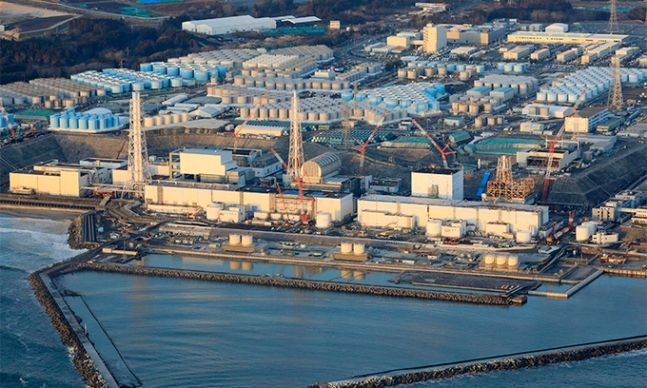 동일본대지진 10주년을 앞둔 지난달 14일 촬영한 도쿄전력 후쿠시마 제1원자력 발전소 부지. 전면 부지 배후에 숲처럼 들어선 것이 방사성물질 오염수를 다핵종제거설비(ALPS)에서 1차 정화한 뒤 보관하는 탱크다. 후쿠시마=교도AP연합뉴스