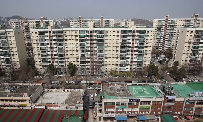 오세훈 서울시장 취임으로 서울의 노후 아파트 재건축 시장이 요동치고 있다. 사진은 12일 서울 강남구 압구정동 현대아파트 전경이다. 이재문 기자