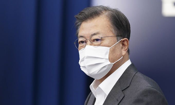 문재인 대통령이 12일 청와대 여민관에서 열린 '코로나19 대응 특별방역 점검회의'에 참석하고 있다. 연합뉴스