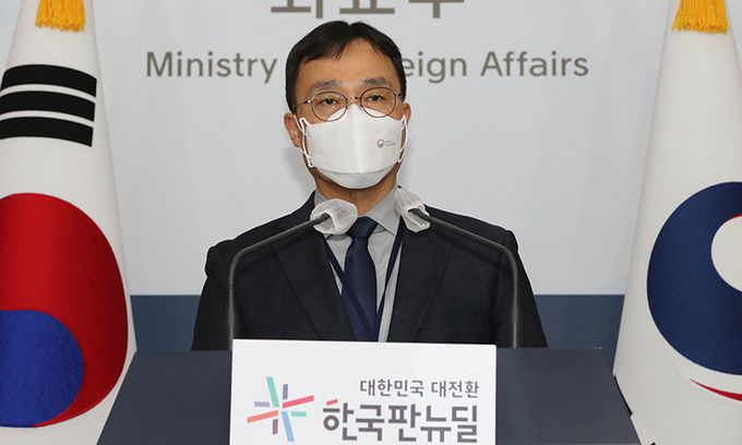 최영삼 외교부 신임대변인이 13일 정부서울청사 외교부 브리핑룸에서 일본이 후쿠시마 원전 사고로 발생한 방사성 물질 오염수를 바다에 배출하기로 한 결정과 관련 브리핑 하고 있다. 연합뉴스