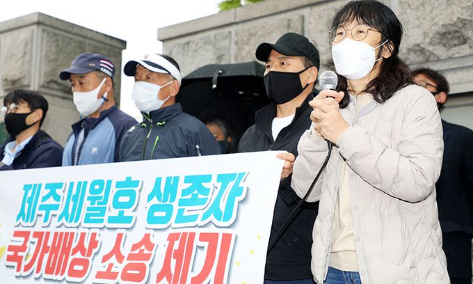 세월호 참사 7주기를 사흘 앞둔 13일 제주지방법원 앞에서 세월호 참사 생존자들이 국가배상청구 소송 제기에 따른 기자회견을 하고 있다. 뉴스1