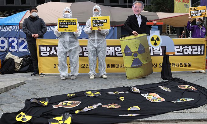 탈핵시민행동 등 환경단체 회원들이 13일 서울 종로구 옛 일본대사관 앞에서 기자회견을 열고 일본의 방사능 오염수 해양 방류 계획 중단을 촉구하며 퍼포먼스를 하고 있다. 연합뉴스
