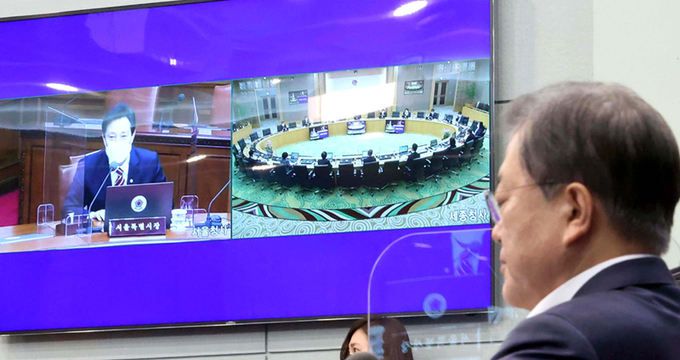 문재인 대통령이 13일 국무회의에 처음으로 참석한 오세훈 서울시장과 인사를 나누고 있다. 이날 회의는 청와대와 정부서울청사 등을 화상으로 연결해 열렸다. 청와대사진기자단