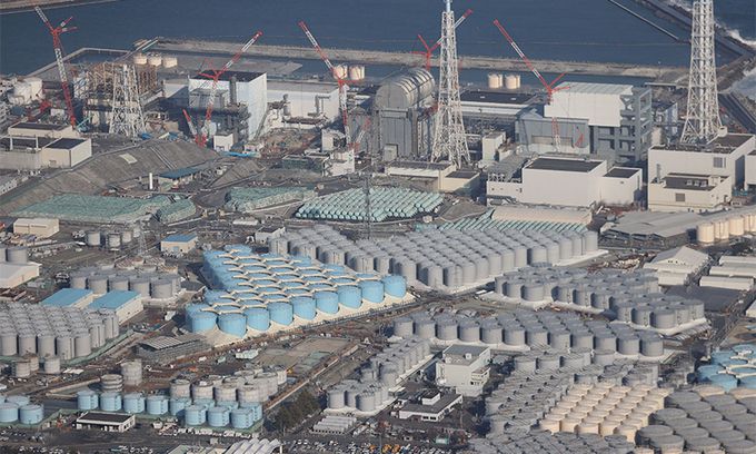일본 정부는 13일 동일본 대지진 때 원전 사고를 일으킨 후쿠시마 제1 원전의 탱크에 보관 중인 오염수를 해양에 방출하기로 각료회의를 통해 결정했다고 현지 언론이 보도했다. 사진은 지난 2월 14일 촬영한 도쿄전력의 후쿠시마 제1 원전(위)과 오염수 탱크(아래)의 모습. 후쿠시마=AFP연합뉴스