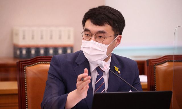 김남국 더불어민주당 의원이 22일 서울 여의도 국회에서 열린 법제사법위원회의 대검찰청에 대한 국정감사에서 질의를 하고 있다. 뉴시스