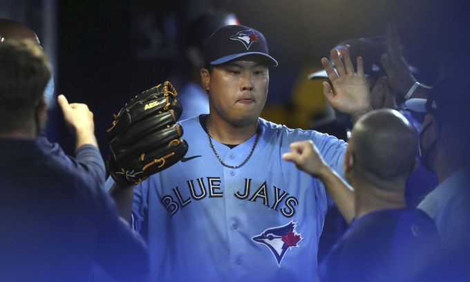 토론토 블루제이스의 류현진이 13일(현지시간) 미 플로리다주 더니든의 더니든 TD 볼파크에서 열린 2021 메이저리그(MLB) 뉴욕 양키스와의 경기 7회 초 교체돼 더그 아웃에서 동료들의 환영을 받고 있다. 더니든=AP뉴시스