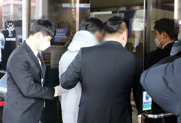양부모 학대로 숨진 ‘정인이 사건’ 2차 공판이 열린 지난 2월 서울 양천구 서울남부지방법원으로 입양부 안모씨가 들어가고 있다. 뉴시스