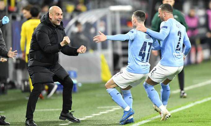 맨체스터시티의 펩 과르디올라 감독(왼쪽)이 5일 독일 도르트문트 지그날 이두나파크에서 열린 2020~2021 UCL 8강 2차전에서 도르트문트를 상대로 골이 터지자 득점을 만든 필 포든(가운데)과 함께 환호하고 있다. 도르트문트=AP연합뉴스
