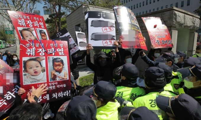 양부모의 학대 끝에 숨진 16개월 된 입양 딸 '정인이'의 양부모의 결심 공판이 열린 14일 오후 서울 양천구 서울남부지방법원 입구에서 시민들이 양모가 탑승한 것으로 보이는 호송차를 향해 팻말을 들고 항의하고 있다. 연합뉴스
