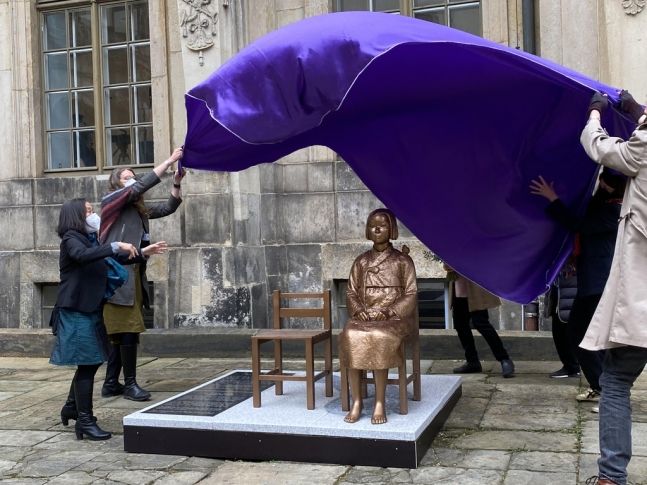 한정화 코리아협의회 대표 등 참가자들이 드레스덴 소녀상을 제막하고 있다. 드레스덴=연합