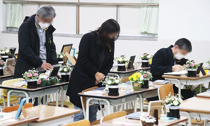 지난 12일 경기도 안산시 옛 안산교육지원청 부지에서 열린 4.16민주시민교육원 개원식에서 시민들이 단원고 4.16기억교실을 살펴보고 있다. 연합뉴스