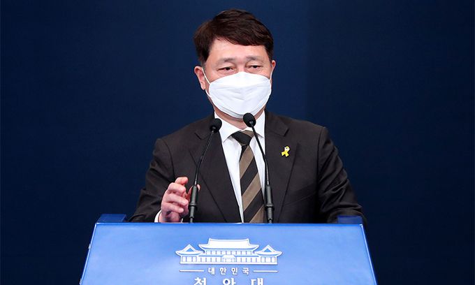 사의한 최재성 전 대통령비서실 정무수석비서관이 16일 청와대 춘추관에서 인사말을 하고 있다. 연합뉴스