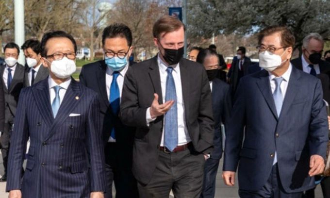 서훈 청와대 국가안보실장(앞줄 오른쪽부터), 제이크 설리번 미국 백악관 국가안보보좌관, 기타무라 시게루 일본 국가안보국장이 지난 2일(현지시간) 미국 워싱턴 인근 해군사관학교에서 열린 한·미·일 안보실장 회의에 참석해 함께 걸어가며 대화하는 모습. 외교부 제공, 연합뉴스