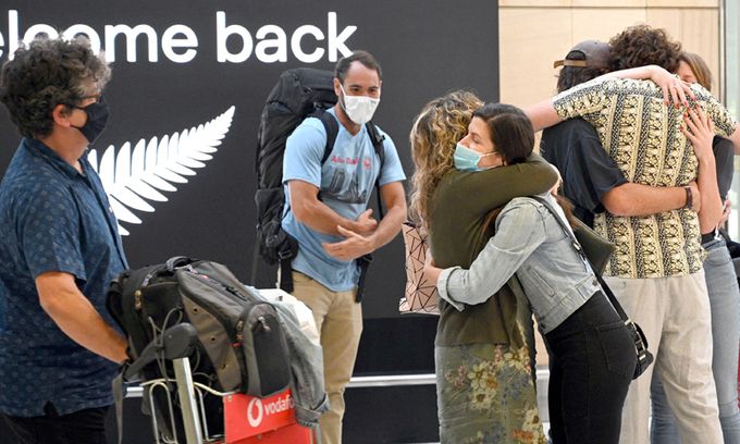 호주·뉴질랜드 자유여행 1년 만에 재개 호주와 뉴질랜드 양국 간 자유여행이 재개된 19일 호주 시드니 국제공항에서 코로나19로 떨어졌던 가족들이 반갑게 재회하고 있다. 두 나라는 코로나19로 국경을 봉쇄한 지 1년여 만에 세계 처음으로 이날부터 별도의 격리 조치 없이 자유롭게 상대국을 오갈 수 있는 ‘트래블 버블’을 시행했다. 시드니=AFP연합뉴스