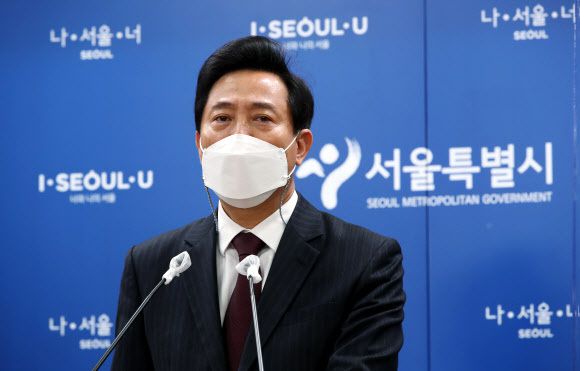 오세훈 서울시장이 20일 서울 중구 서울시청 브리핑룸에서 고(故) 박원순 전 시장 재직 시절의 성희롱·성폭력 피해자 관련 및 국무회의 발언 요지를 발표하고 있다. 뉴스1