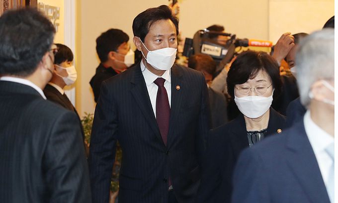 오세훈 서울시장이 20일 서울 종로구 정부서울청사에서 열린 국무회의에 참석하고 있다. 뉴시스