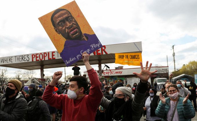 환호하는 시민들… 지난해 미국 미네소타주 미니애폴리스에서 흑인 조지 플로이드를 숨지게 한 혐의로 기소된 전직 경찰관 데릭 쇼빈에 대한 배심원단 평결이 내려진 20일(현지시간) 미니애폴리스 시민들이 플로이드 얼굴을 그린 손팻말 또는 두 손을 들어 올리며 기뻐하고 있다. 미니애폴리스=로이터연합뉴스