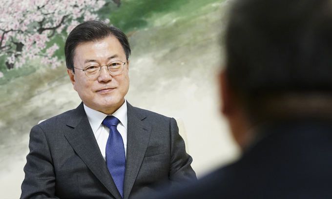 문재인 대통령이 지난 19일 청와대 상춘재에서 뉴욕타임스와 인터뷰하고 있다. 청와대 제공