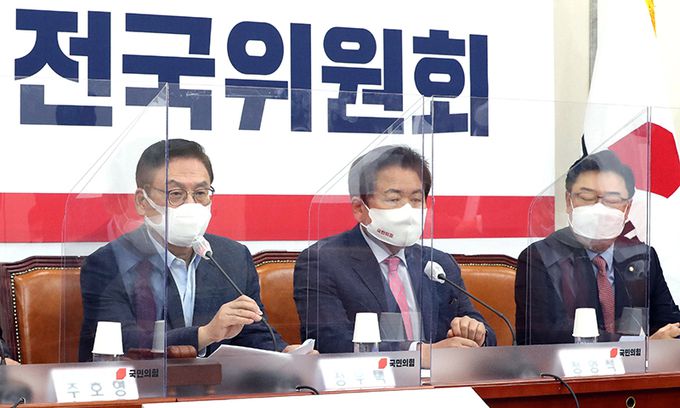 국민의힘 ‘1차 전국委’ 국민의힘 정우택 전국위원회 의장(왼쪽)이 22일 서울 여의도 국회에서 열린 국민의힘 제1차 전국위원회에서 인사말을 하고 있다. 서상배 선임기자