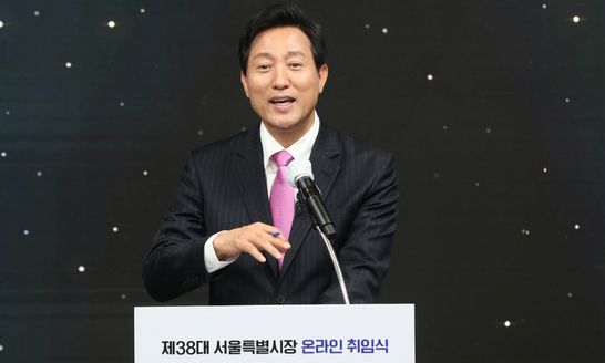 오세훈 서울시장이 22일 서울 중구 DDP 화상스튜디오 '서울-온'에서 열린 제38대 서울특별시장 온라인 취임식에 참석, 서울시 유튜브 채널에 올라온 질문 댓글에 답변하고 있다. 뉴시스