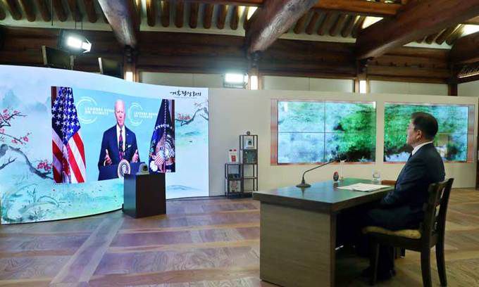 바이든과 첫 화상 대면회의 문재인 대통령이 22일 청와대 상춘재에서 미국이 주최한 화상 기후변화 정상회의에 참석해 조 바이든 미 대통령의 발언을 듣고 있다. 이날 회의는 바이든 대통령 초청으로 이뤄진 것으로 문 대통령은 바이든 대통령과 첫 화상 대면회의를 가졌다. 청와대사진기자단