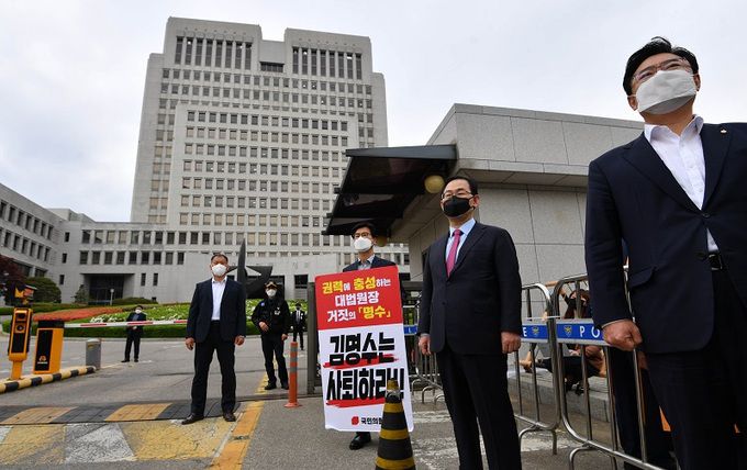 주호영 국민의힘 당 대표 권한대행이 23일 오전 서울 서초구 대법원 정문 앞에서 열린 ‘김명수 대법원장 사퇴 촉구 공동선언’ 기자회견에서 김 대법원장의 출근 차량을 기다리고 있다. 뉴스1