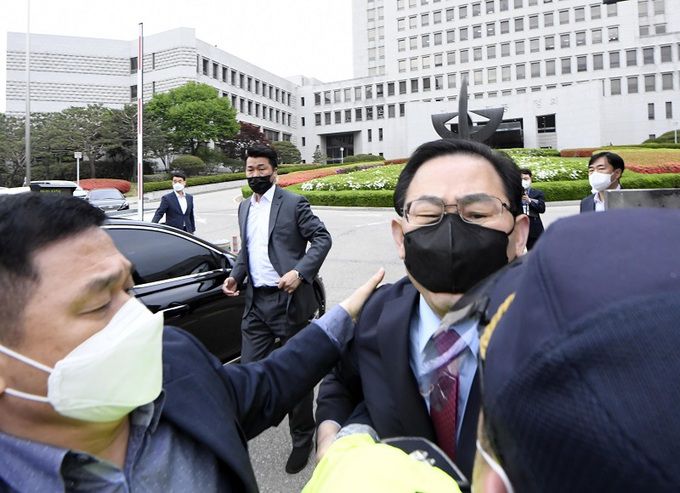 23일 오전 서울 서초구 대법원 앞에서 열린 ‘김명수 대법원장 사퇴 촉구 공동선언’ 기자회견에서 주호영 국민의힘 당 대표 권한대행을 비롯한 참가자들이 김 대법원장 출근 차량에 다가가려다 경찰에 저지 당하고 있다. 뉴스1